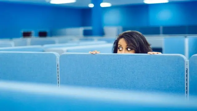 يحذر محللون مما يعرف بـ "التفاوت في الرقابة"، حين تكفل الإمكانيات المادية والبيئة الداعمة للموظف ظروف عمل مناسبة