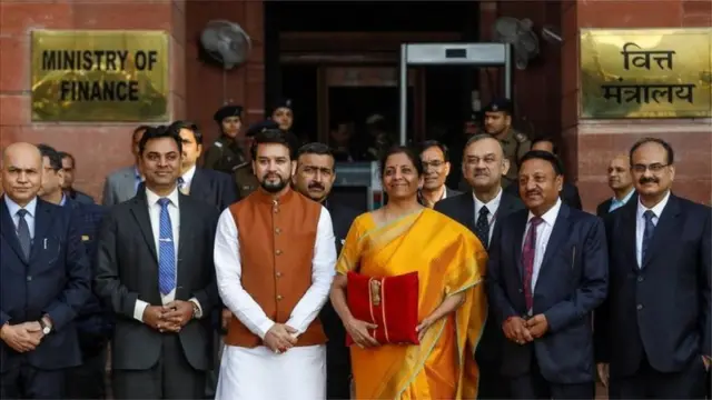 పార్లమెంటులో బడ్జెట్ ప్రవేశపెట్టడానికి ముందు కేంద్ర ఆర్ధిక శాఖ మంత్రి నిర్మలా సీతారామన్ ఇతర సభ్యులతో కలిసి ఉన్న చిత్రం .