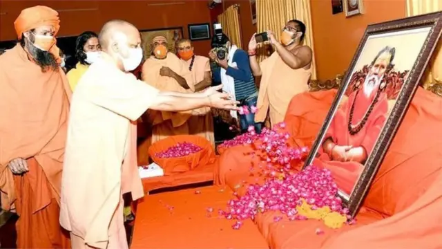 महंत नरेंद्र गिरि को श्रद्धांजलि देते हुए योगी आदित्यनाथ