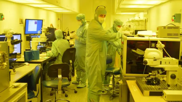 Científicos trabajando con grafeno