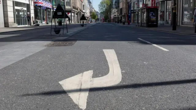 Calle de Londres, desierta.