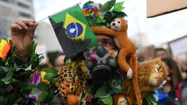 Um ativista protesta durante manifestação convocada por intelectuais e artistas contra a destruição da floresta amazônica