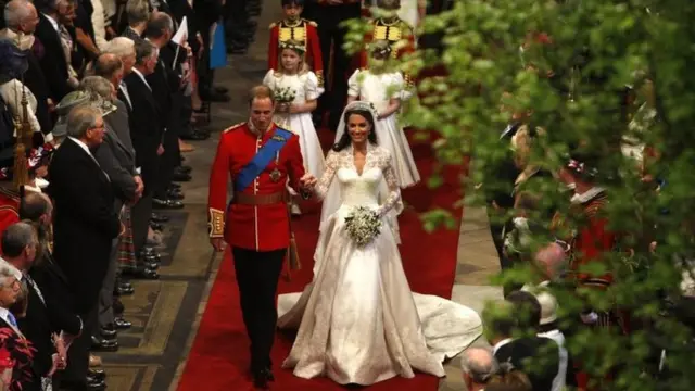 Pangeran William mengikuti jejak neneknya saat menikahi Catherine Middleton di Westminster Abbey pada 29 April 2011.