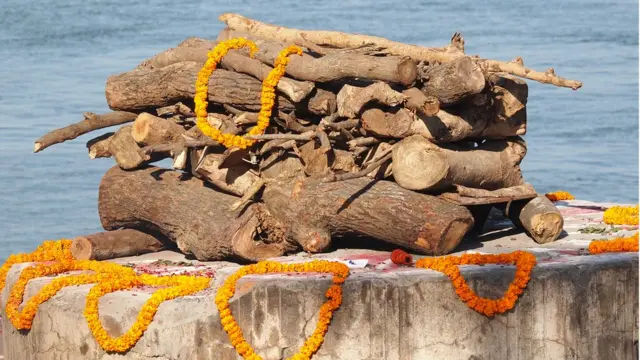 বেনারসে গঙ্গার ঘাটে চন্দন কাঠের চিতা (ফাইল ছবি)