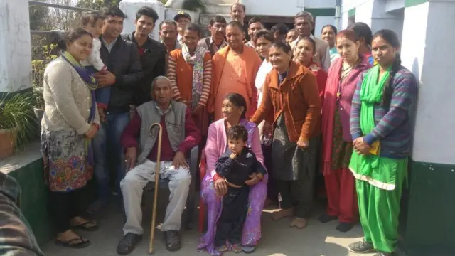 योगी आदित्यनाथ अपने परिवार के लोगों के साथ