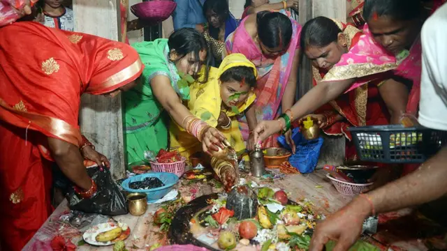 वीरगन्जको अलखिया मठमा अवस्थित शिवलिङ्गको पूजा गर्दै महिला