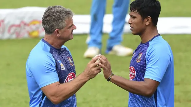 সাইফুদ্দিনের সঙ্গে স্টিভ রোডস