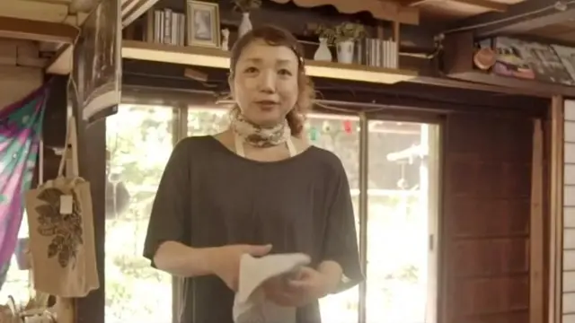 అకియాలో నివసిస్తున్న జపాన్ మహిళ