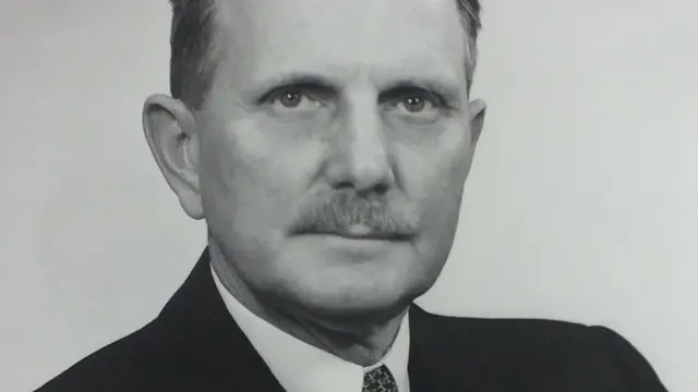 بنا بر اسناد، سفیر آمریکا به دقت سلامت جسمی و روحی شاه را زیر نظر داشت و در مواردی نتیجه آزمایش‎های پزشکی وی در اروپا را از واشنگتن دریافت می‎کرد