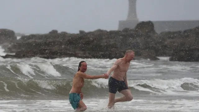 Купающиеся в бухте Короля Эдварда,Тайнмут