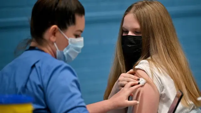 在英国，疫苗接种计划目前只推广到16至17岁的儿童。
