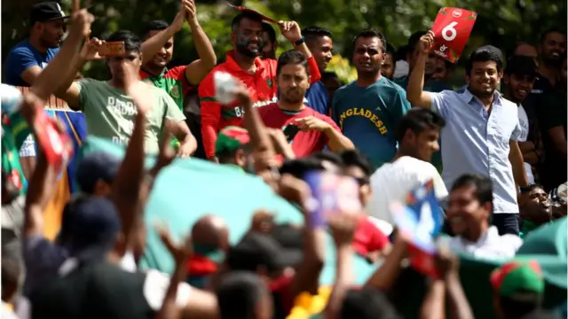 মাঠে বাংলাদেশ সমর্থকদের উল্লাস