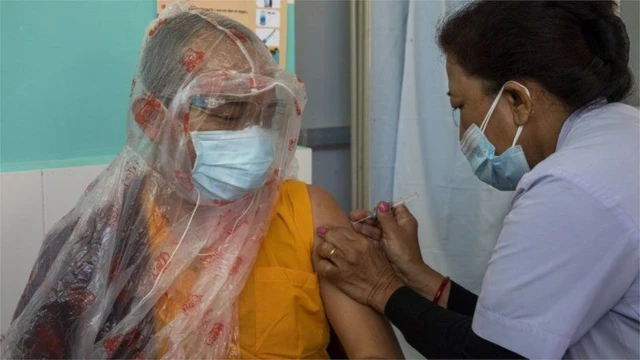 खोप लगाउँदै एक मानिस।