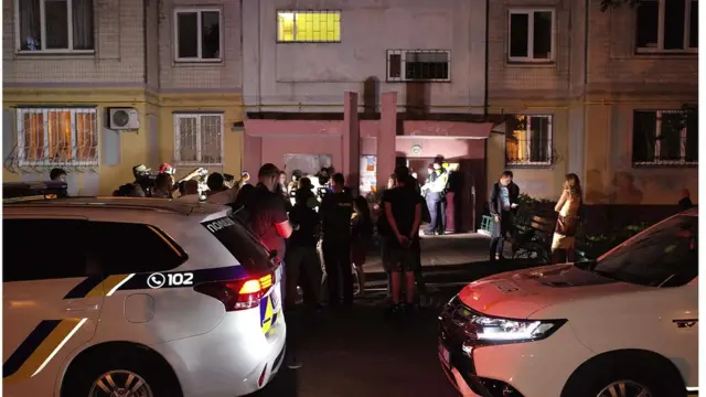 事发后媒体闻讯赶往巴布琴科居住的公寓楼