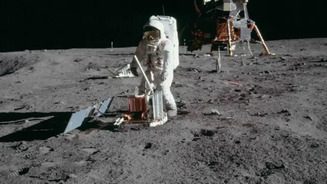 Astronauta hace pruebas en la Luna.