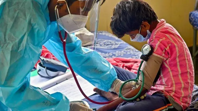 కర్ణాటకలో చిన్నారిని పరీక్షిస్తున్న డాక్టర్