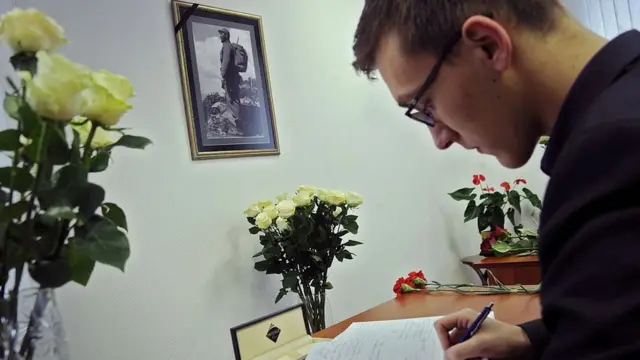 Un hombre firmando un libro de condolencias a Fidel Castro en la embajada de Cuba en Minsk, noviembre de 2016.