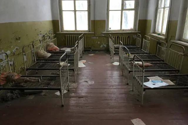 Дитячий садок з ляльками на ліжках