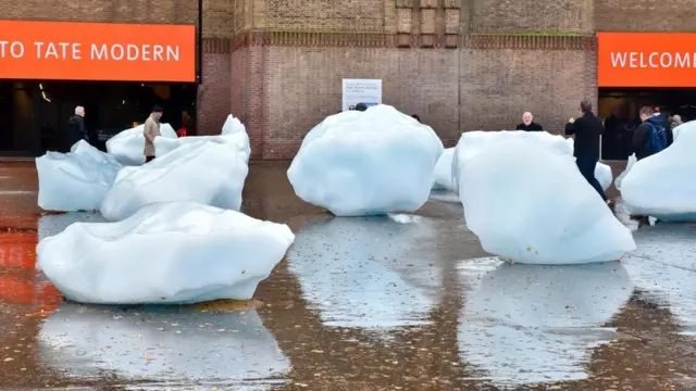 وضع أولافو إلياسون كتلا جليدية ذائبة أمام معرض "تيت مودرن" الفني في لندن
