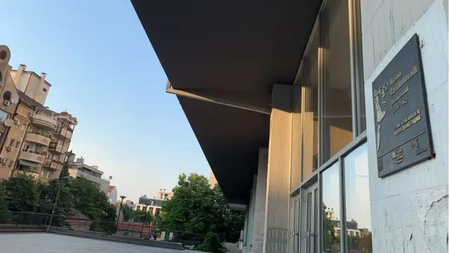 Spomen ploča se nalazi na zgradi u kojoj su živeli Meša Selimović i supruga Darka u beogradskom naselju Dorćol.