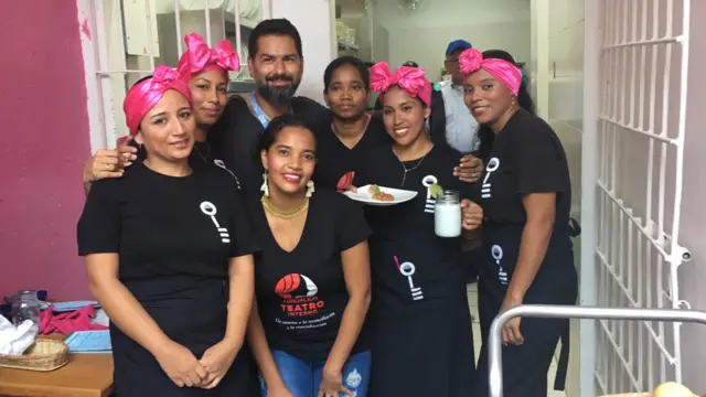 Trabajadoras de Interno con el actor colombiano Juan Sebastián Aragón.
