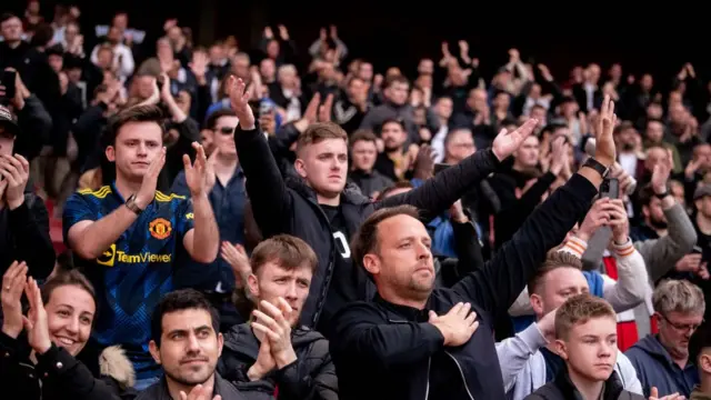 Torcedores nas arquibancadas durante uma partida entre Arsenal e Manchester United