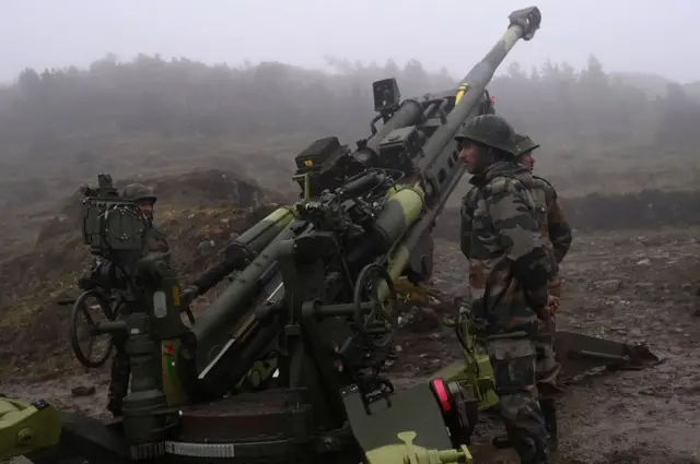 Tentara Angkatan Darat India berdiri di samping Howitzer Ultra Ringan M777 yang ditempatkan di Penga Teng Tso di depan Tawang, dekat Garis Kontrol Aktual (LAC), negara tetangga China, di negara bagian Arunachal Pradesh, India, pada 20 Oktober 2021.