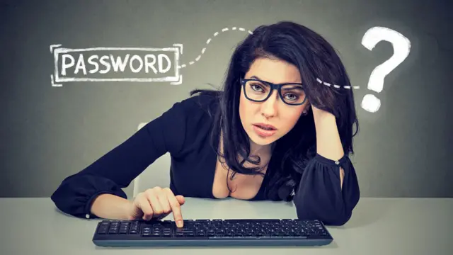 Mujer tratando de recordar su contraseña.
