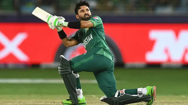 ২০১৫ সালে ঢাকায় পাকিস্তানের একটা সফরে রিজওয়ানের আন্তর্জাতিক ক্রিকেটে পথচলা শুরু হয়।