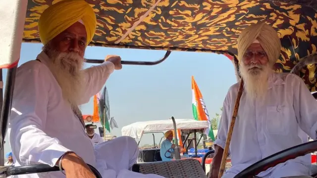 ਰਾਇਕੋਟ ਦੇ ਪਿੰਡ ਰੂਮੀ ਵਿੱਚ ਰਾਹੁਲ ਦੀ ਕਿਸਾਨ ਰੈਲੀ ਲਈ ਤਿਆਰ ਹੁੰਦੇ ਕਿਸਾਨ