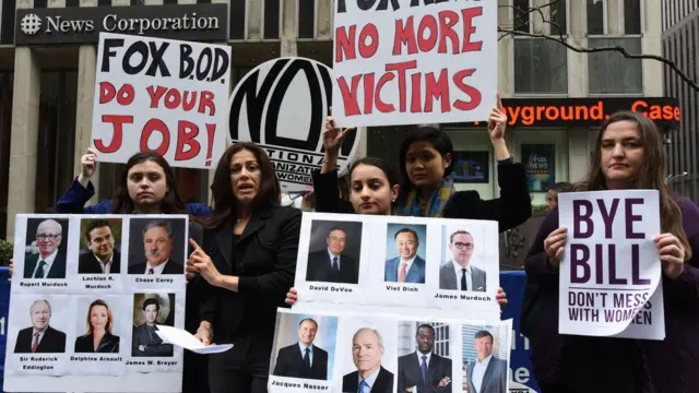 폭스 뉴스 진행자의 성추문 논란 이후 퇴진 시위가 이어졌다.
