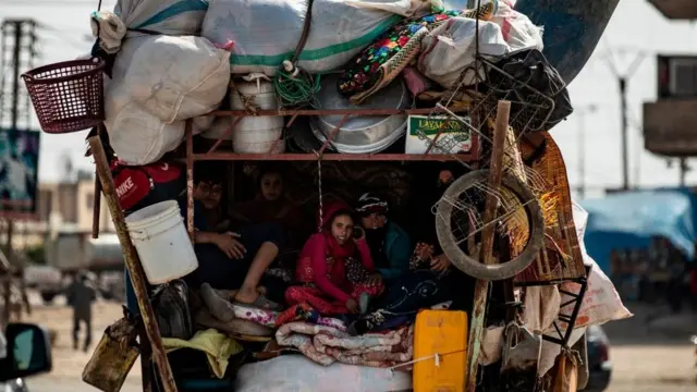 Tel Abyad kentinde yaşayan Kürt ve Araplar, Türkiye'nin operasyonunun başlamasıyla kenti terk ediyor.