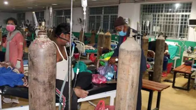 अस्पतालमा अक्सिजन सिलिन्डर