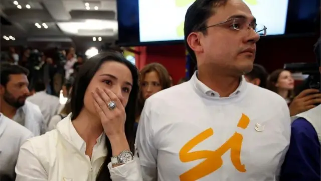 Una pareja que apoyaba el "si" se la ve triste.