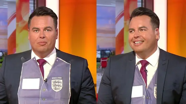 Телеведущий с бумажным жилетом на груди