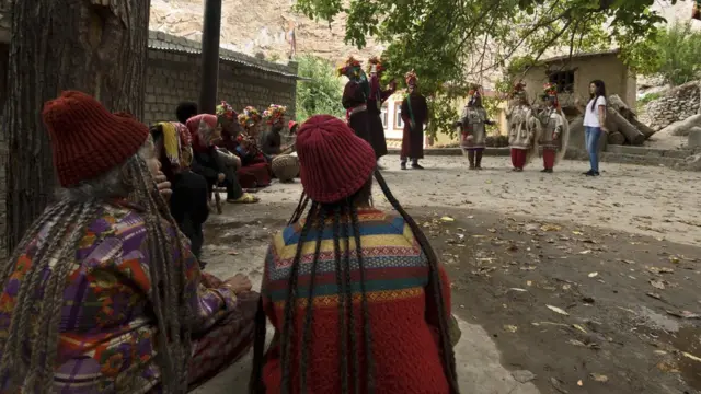 ల్హామో, టీనా