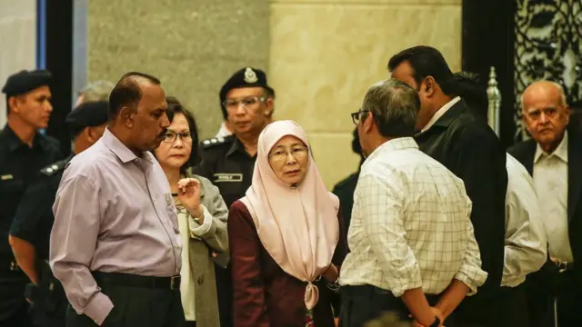 صورة زوجة أنور إبراهيم مع بعض المؤيدين