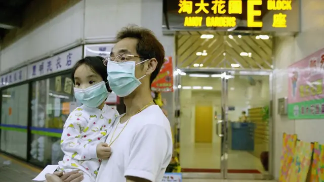 Hombre y niño con mascarilla.