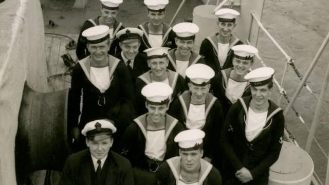 Стэнли Андерхилл и члены экипажа сторожевого корабля "Куин"