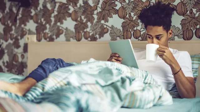 Хлопець читає