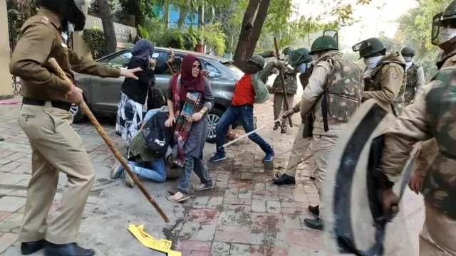 दिल्ली पोलीस आणि जामिया मिलिया इस्लामियाच्या विद्यार्थ्यांचा संघर्ष