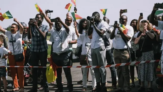 Ils ont été accueillis par une foule enthousiaste en France.