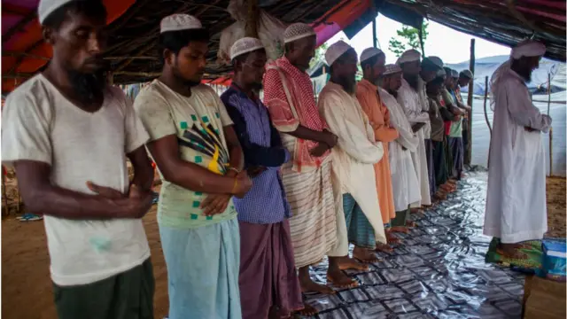 রোহিঙ্গা ক্যাম্পের মসজিদ গুলোতে বিশেষ-দোয়া-মোনাজাতের ব্যবস্থা করার কথা জানানো হয়।