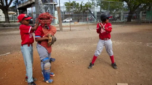 Niños jugando béisbol