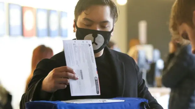 华盛顿州一位戴着口罩的选民