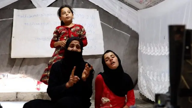 امرأة و ابنتيها يتسولون