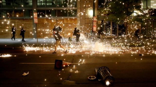 抗议者在警察使用闪光弹驱散华盛顿特区人群时奔跑