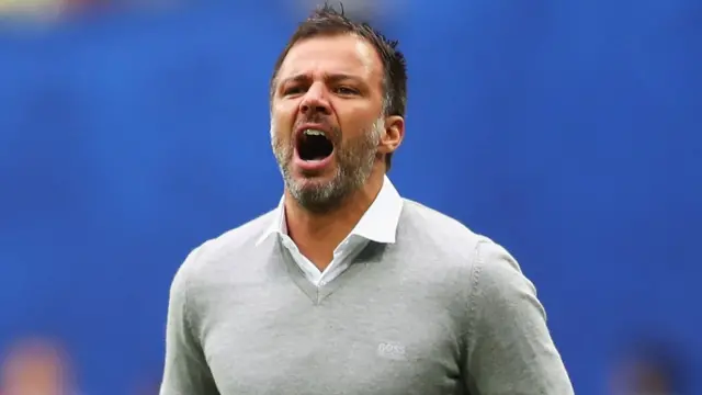 Anthony Hudson grita durante un partido