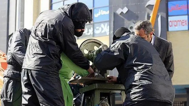 اجرای قطع دست یک زندانی در خیابان