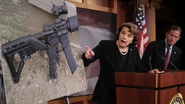 La sendora Dianne Feinstein muestra un arma modificada con un "bump-stock".